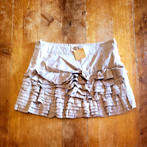 BEBE Sexy ruffled mini skirt - Picture 2 of 5
